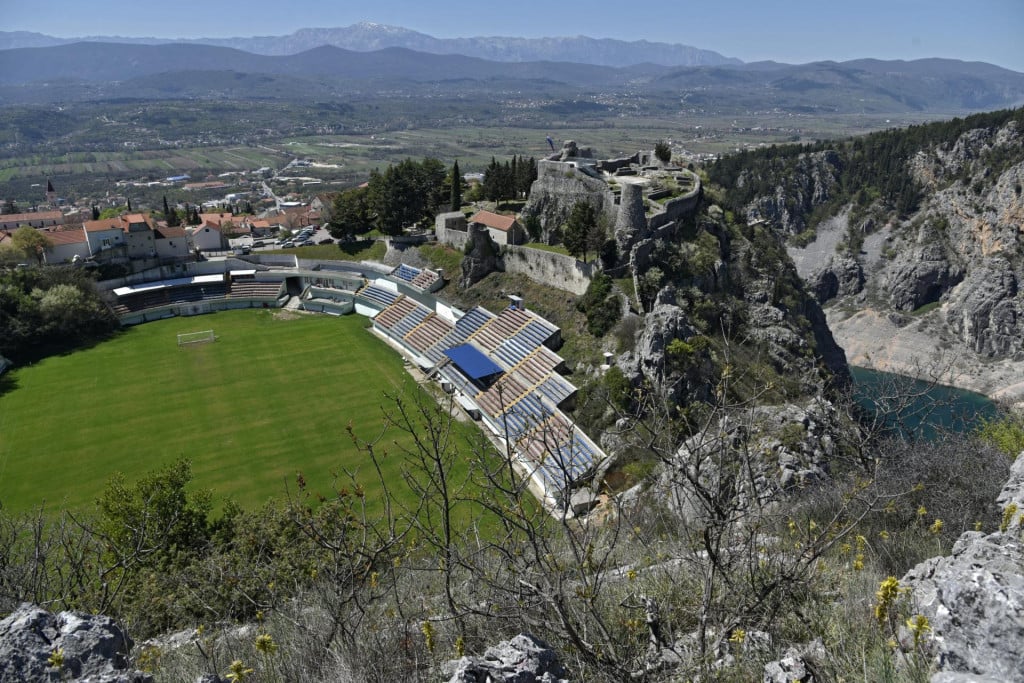<p>I britanska tv-kuća BBC svrstala je imotski gradski stadion Gospin dolac među deset najljep&scaron;ih i najneobičnijih nogometnih stadiona na svijetu</p>