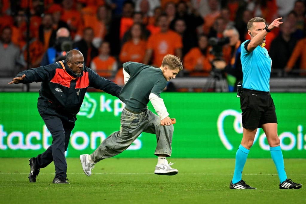<p>A young supporter runs on the pitch at the end of the UEFA Nations League (League A, Group A2) football match between Netherlands and Germany at Johan Cruijff ArenA in Amsterdam on September 24, 2026. (Photo by NICOLAS TUCAT/AFP)</p>