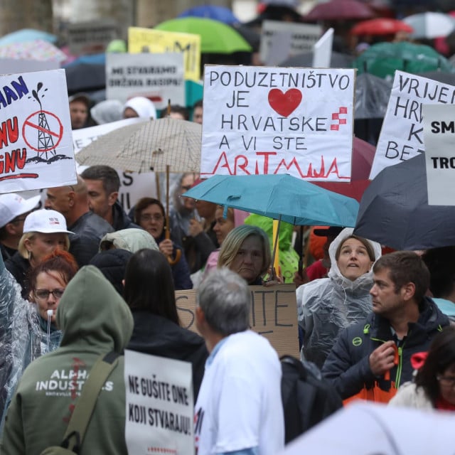 <p>Udruga Glas poduzetnika i Udruga Spasimo male obiteljske iznajmljivace organizirali su na Zrinjevcu prosvjed pod nazivom Dosta je<br>
&nbsp;</p>