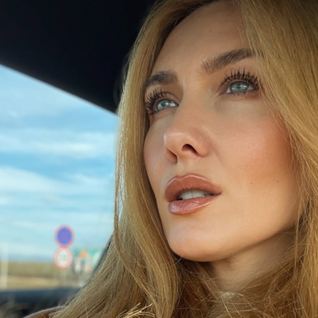 <p>Radijska voditeljica Ivana Mi&scaron;erić pred kameru je stala ogoljenog gornjeg dijela tijela, s ružičastom trakom preko grudi</p>