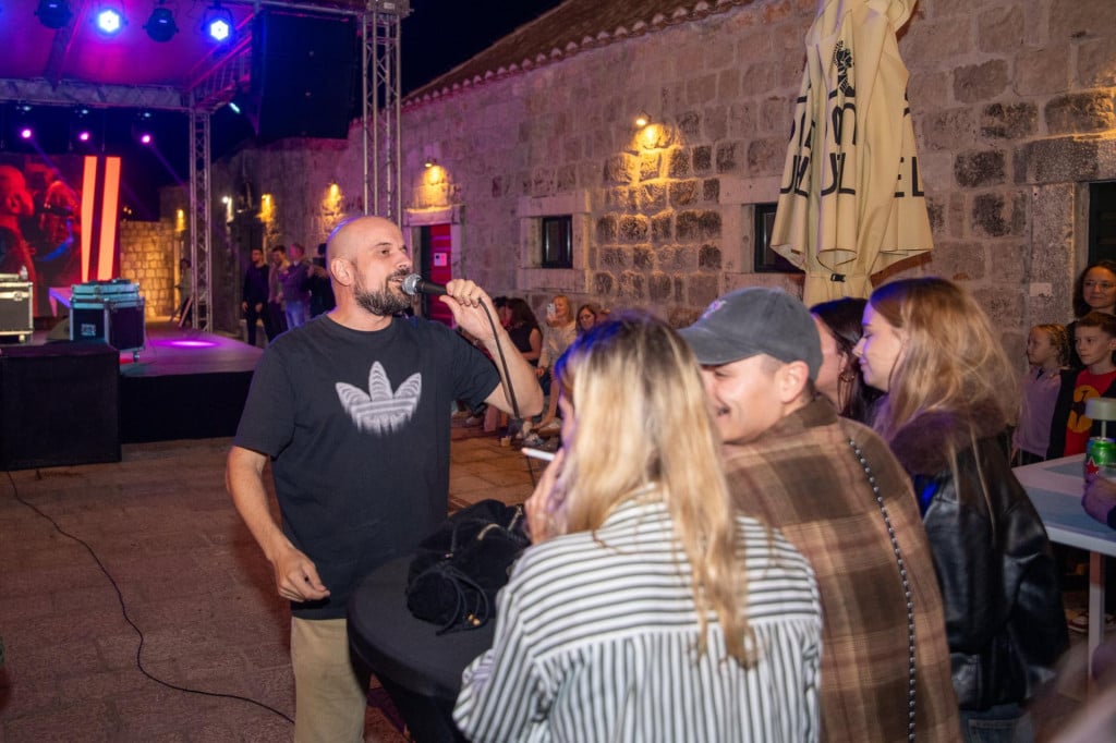 <p>Dubrovnik, 091026.<br>
Koncert Vojka V. na street food festivalu Foodravanje u Lazaretima.<br>