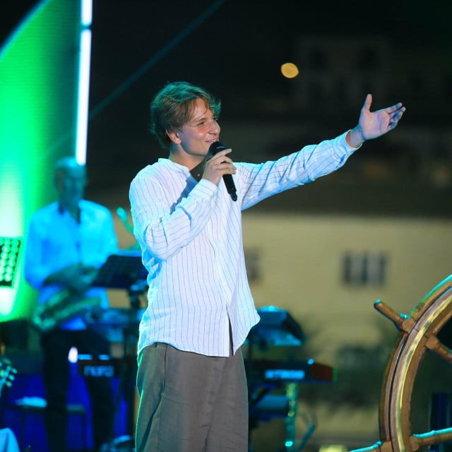 <p>Jakov Jozinović na&scaron;ao se u sredi&scaron;tu rasprave nakon &scaron;irenja snimke na kojoj pjeva poznatu pjesmu.&nbsp;Unatoč pozivima na bojkot, otkazivanje koncerata ni službena zabrana nastupa nisu potvrđeni</p>