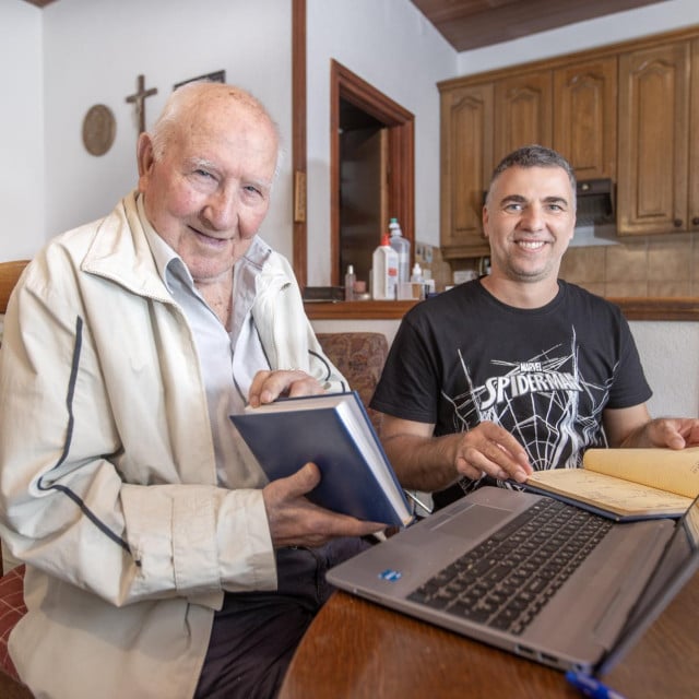 <p>Pripovjedač Tome Sinovčić za laptopom i autor knjige Marin Mihanović</p>