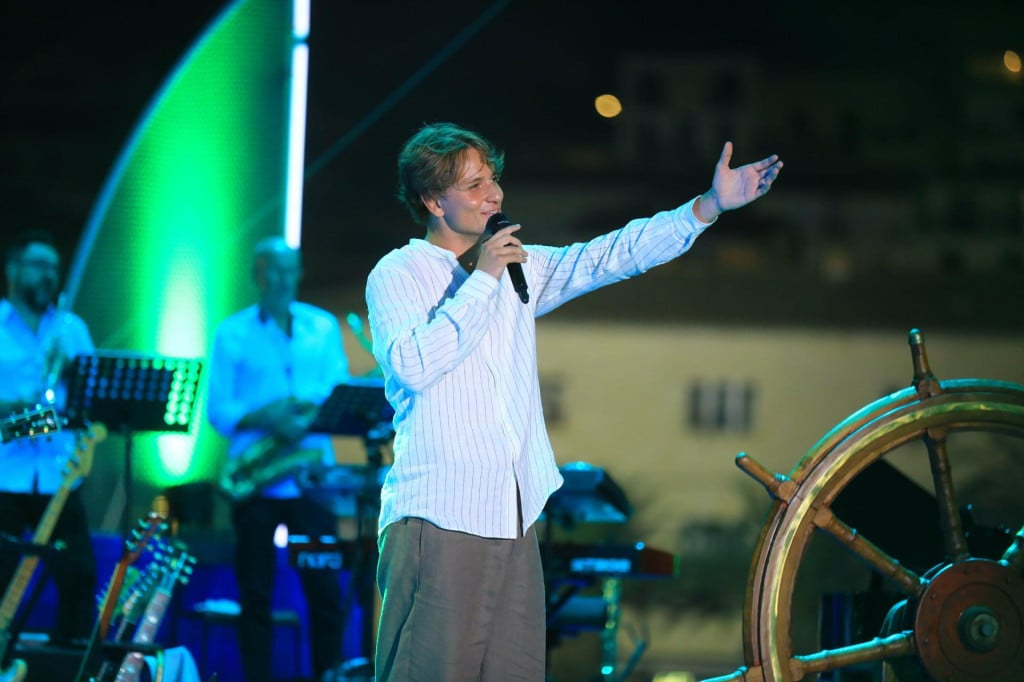 <p>Jakov Jozinović na&scaron;ao se u sredi&scaron;tu rasprave nakon &scaron;irenja snimke na kojoj pjeva poznatu pjesmu.&nbsp;Unatoč pozivima na bojkot, otkazivanje koncerata ni službena zabrana nastupa nisu potvrđeni</p>