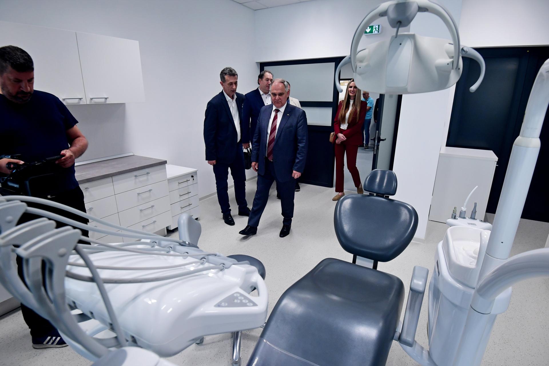 Doznajemo: skoro sve ordinacije na našem otoku rade ispod standarda! Imamo brojke za sve doktore; roditelji uputili apel