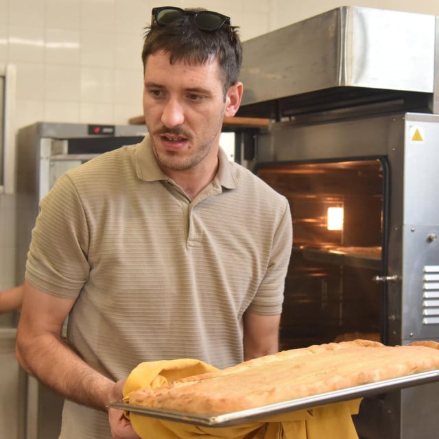 <p>Pobjednik u kategoriji komi&scaron;ke pogače je Ivan Poduje</p>