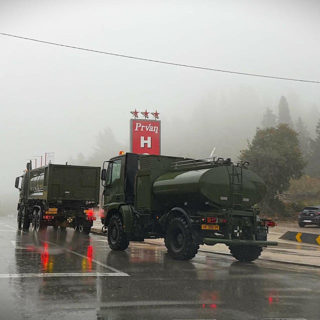 <p>Hrvatska vojska u pomoć je stigla s dvije cisterne</p>