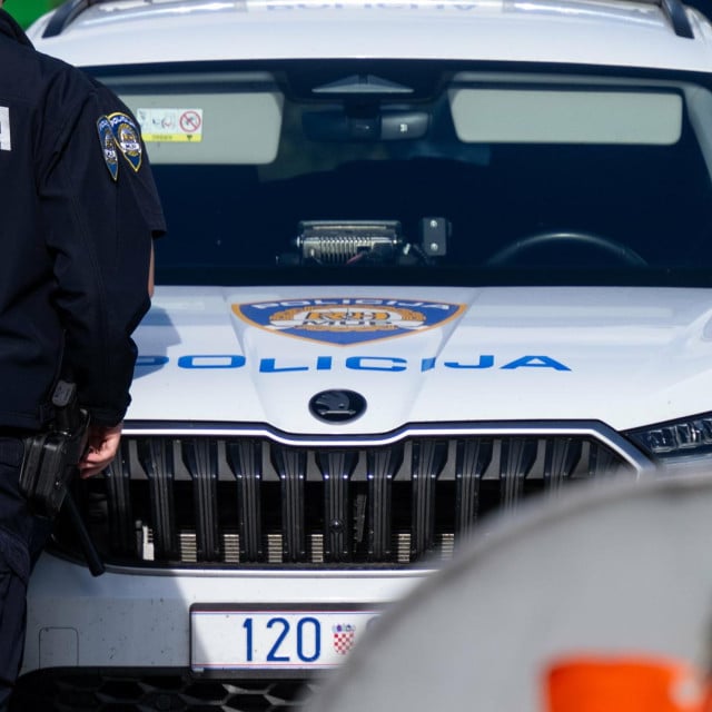<p>Dugopolje, 101026.<br>
Policija od jutros kontrolira izlazak s autoceste na naplatnoj postaji Dugopolje uoci nogometne utakmice Hajduk- Dinamo koja se igra od 15,00 sati na Poljudu.<br>