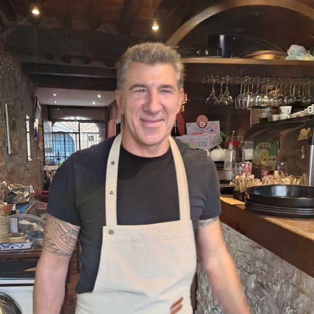 <p>Nismo odoljeli da ga zamolimo za fotografiju kad smo u&scaron;etali u lokal</p>