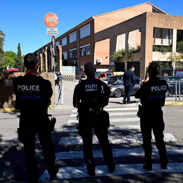 <p>Francuska policija ispred &scaron;kole&nbsp;Joseph-Lakanal&nbsp;</p>