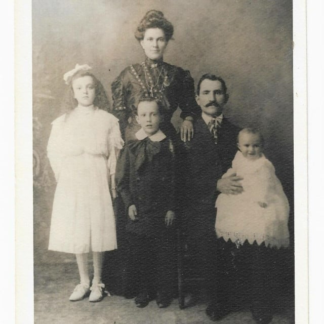 <p>Lucija Mrgudić Kapetanich sa suprugom Lukom i njihovo troje djece - Mary, Matthew i John</p>