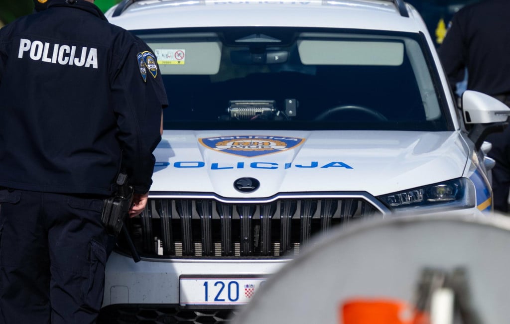 <p>Dugopolje, 101026.<br>
Policija od jutros kontrolira izlazak s autoceste na naplatnoj postaji Dugopolje uoci nogometne utakmice Hajduk- Dinamo koja se igra od 15,00 sati na Poljudu.<br>