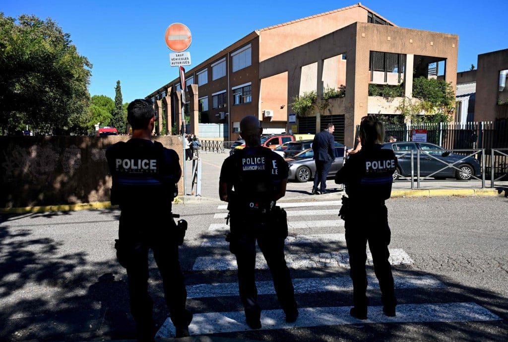 <p>Francuska policija ispred &scaron;kole&nbsp;Joseph-Lakanal&nbsp;</p>