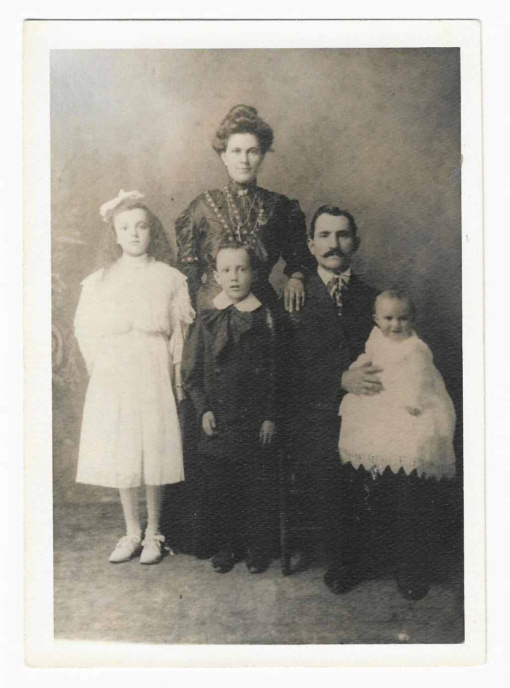 <p>Lucija Mrgudić Kapetanich sa suprugom Lukom i njihovo troje djece - Mary, Matthew i John</p>
