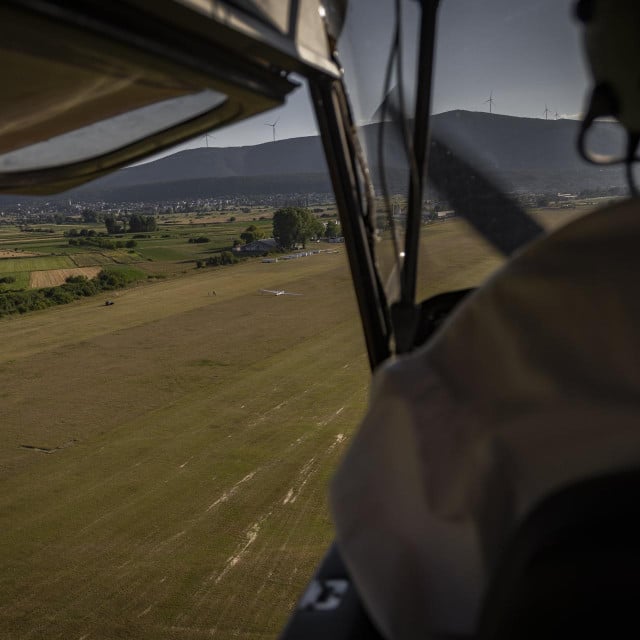<p>Sinj, 070725.<br>
Reportaza o Aeroklubu Split povodom njegovih 100 godina postojanja i obuci mladih pilota jedrilica.<br>