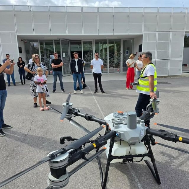 <p>Predavanje je pokazalo da dronovi vi&scaron;e nisu rezervirani samo za velike korporacije, već postaju koristan i pristupačan alat i za manja obiteljska gospodarstva</p>