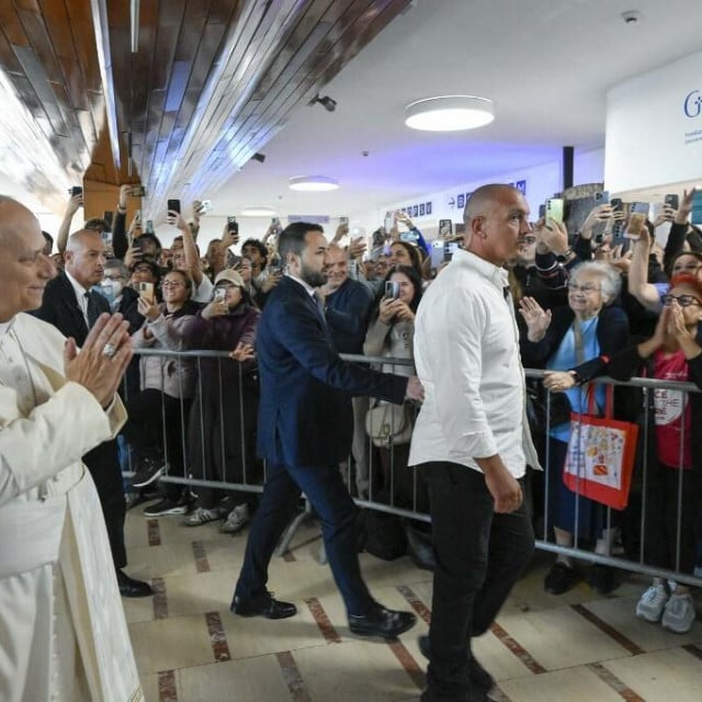 <p>Po dolasku u bolnicu, papa Leo XIV. susreo se s okupljenim građanima koji su mu poželjeli brz oporavak&nbsp;</p>