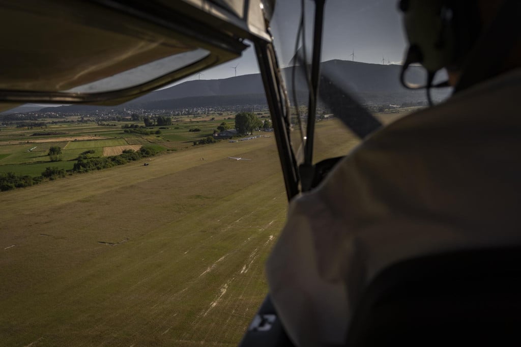 <p>Sinj, 070725.<br>
Reportaza o Aeroklubu Split povodom njegovih 100 godina postojanja i obuci mladih pilota jedrilica.<br>