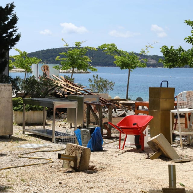 <p>Općinsko državno odvjetni&scaron;tvo u Splitu podiglo je optužnicu protiv tvrtke Dolis i odgovornih osoba Stipe i Ante Dolića<strong> </strong>za bespravnu gradnju na Ka&scaron;junima</p>