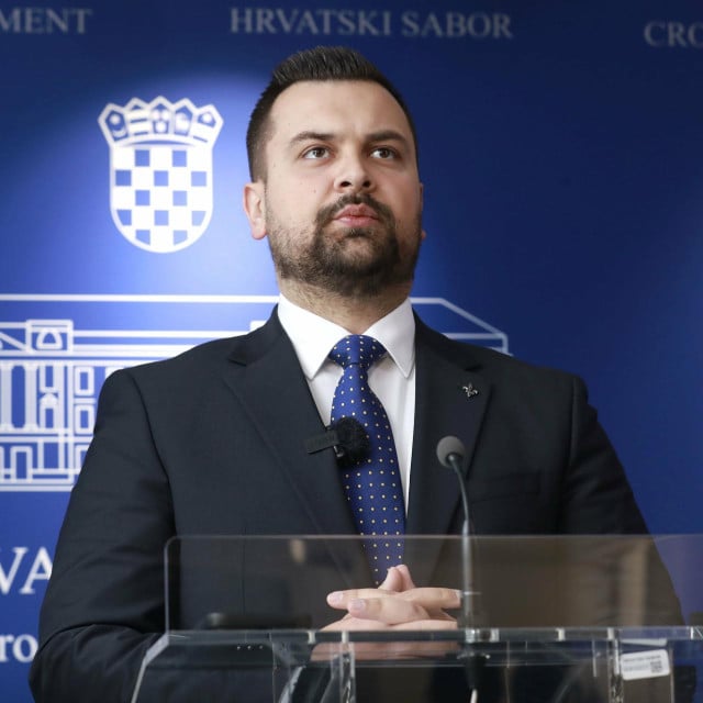 <p>&nbsp;Armin Hodžić: Prema tom konceptu svemoguće manjine, dva &lsquo;bosandžerosa&lsquo; organiziraju &scaron;trajk u Zagrebu i paraliziraju glavni grad Hrvatske&nbsp;</p>