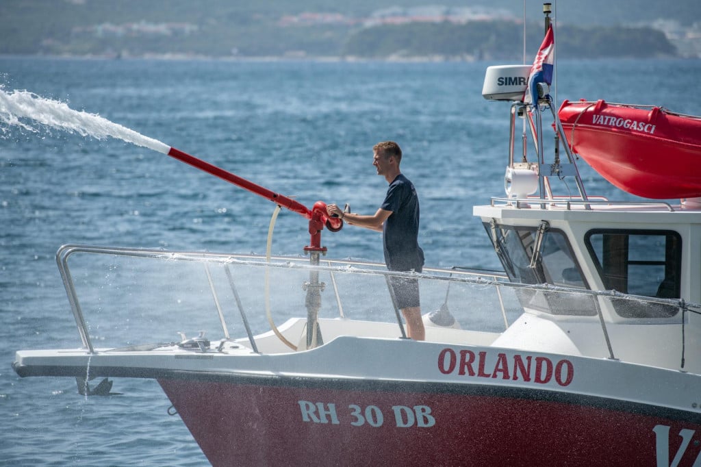 <p>Specijal SD<br>
Dubrovnik, 30.06.2021.<br>
Vatrogasni brod Orlando i njegova posada smjesteni u Zatonu sa kolegama DVD-a Zaton.<br>