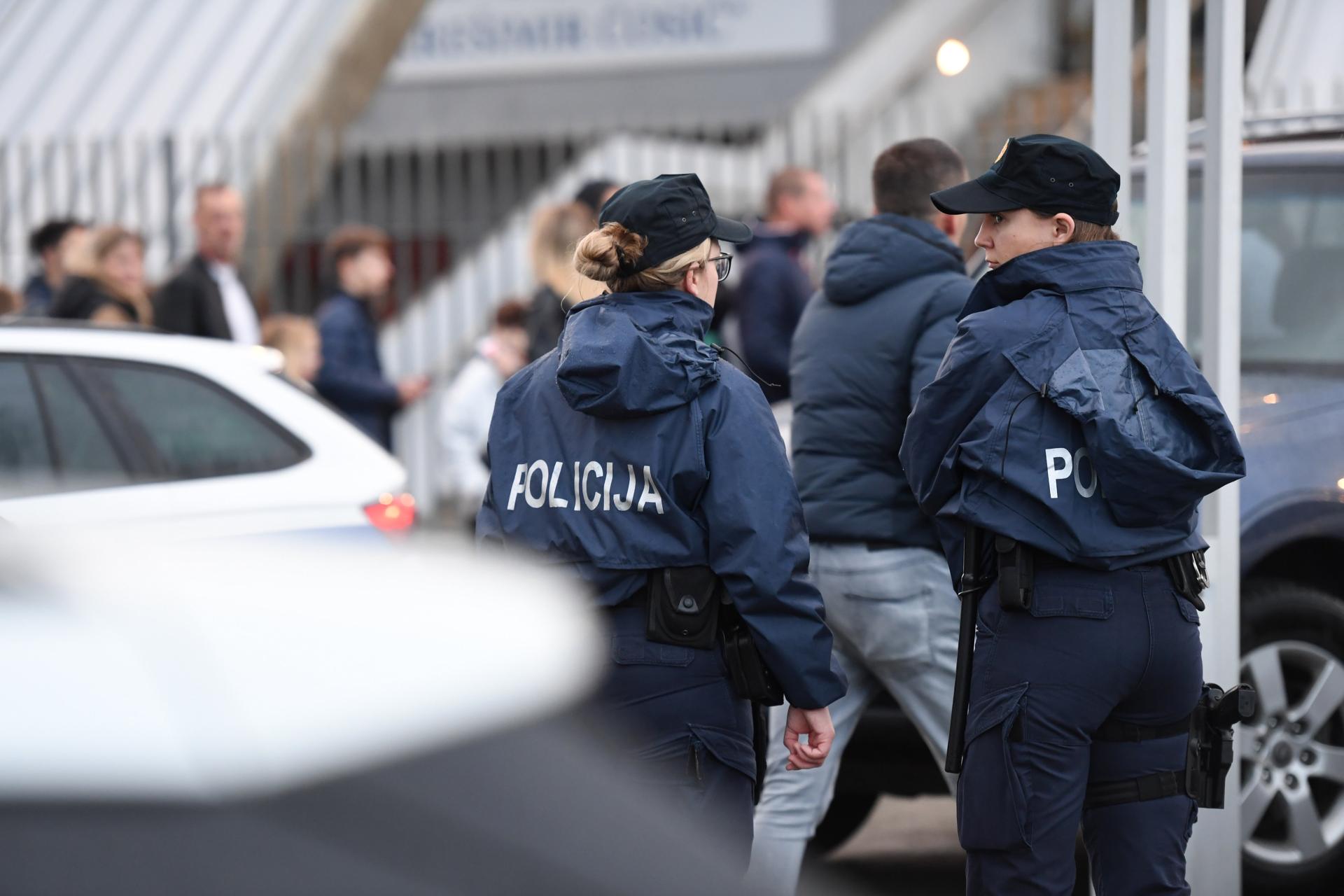 Sačekuša kod Zadra: huligani presreli Nizozemca u rent-a-caru i razbili mu auto, sve zbog utakmice Hajduka i Ajaxa?