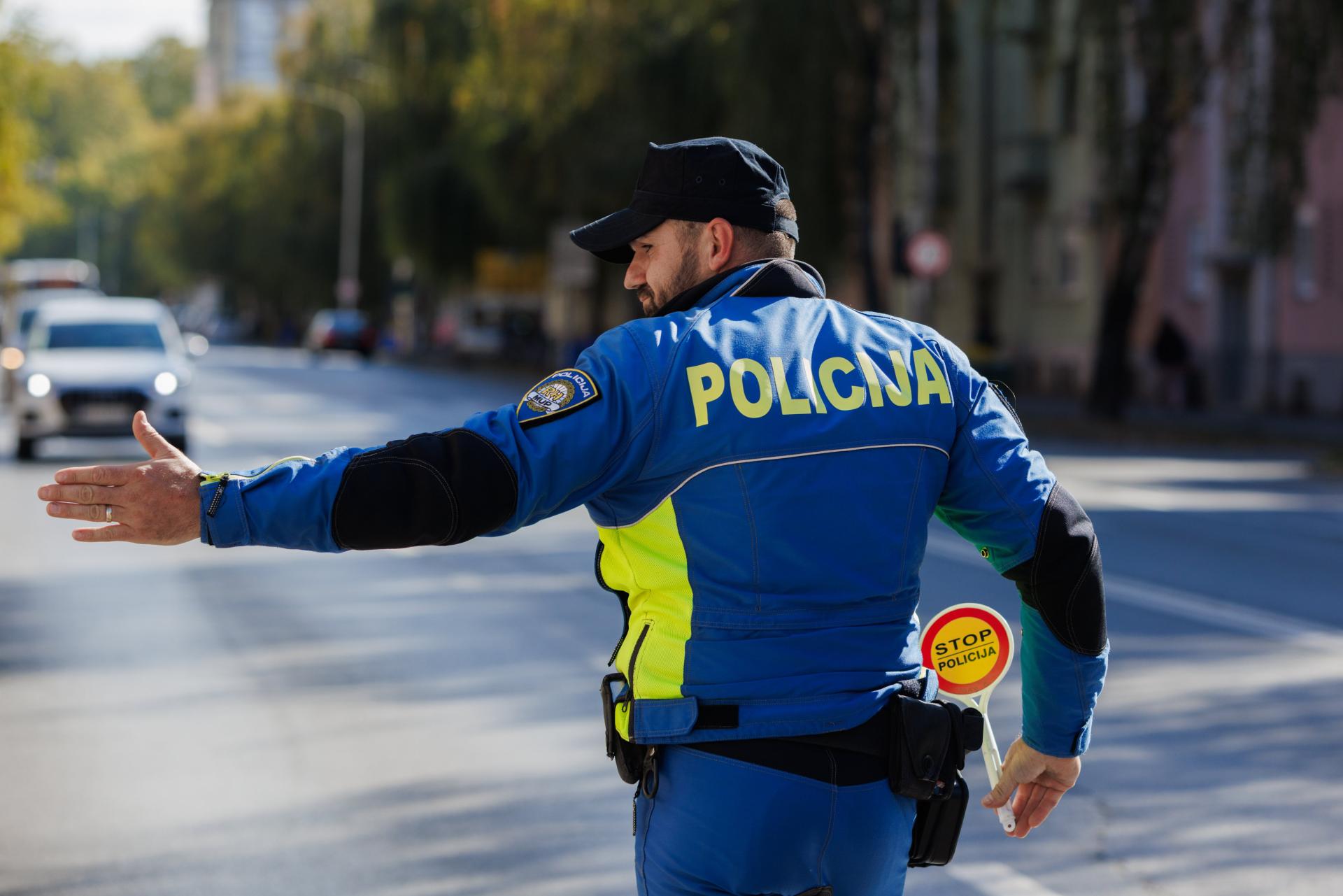 Bježao bez vozačke, pa uhvaćen s drogom: Lička policija za vozača traži 120 dana zatvora!