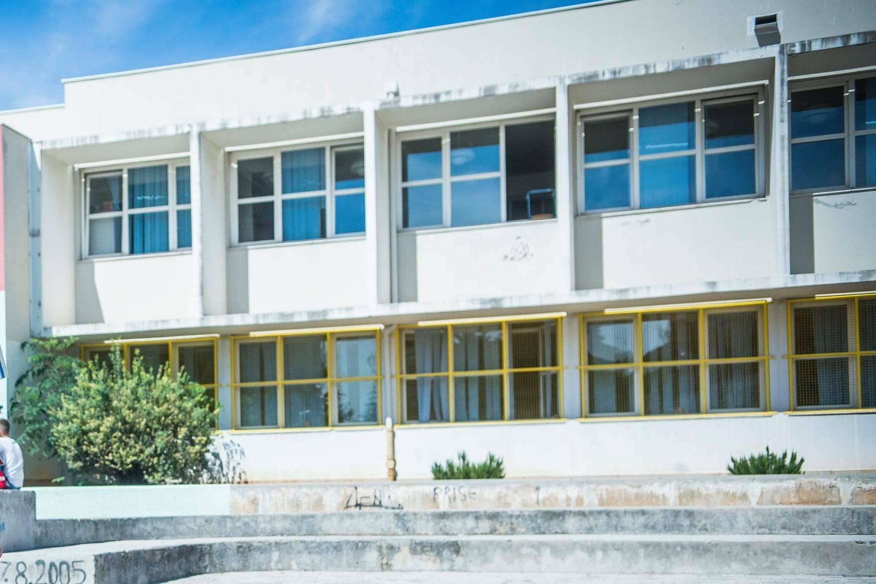 Lažna panika u Šibeniku, proširila se priča da srednjoškolac prijeti da će ubiti djecu u OŠ Vidici. Policija: Neistinito
