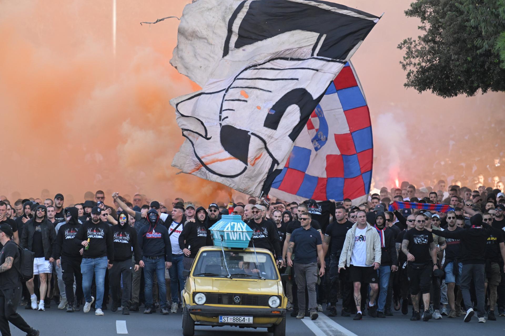 Ajax svojim navijačima: ‘Čuvajte se lokalnih vozača, koristite taksi-aplikacije‘. Onda su naglo promijenili mišljenje...
