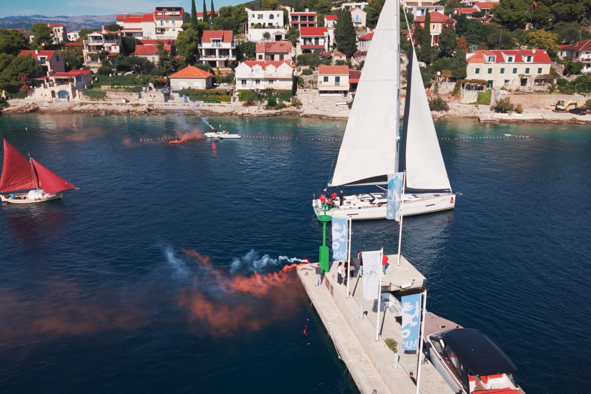Šampanjac, dimni signali i gajete: spektakularna regata u Maslinici za pobjednički kraj sezone na Šolti