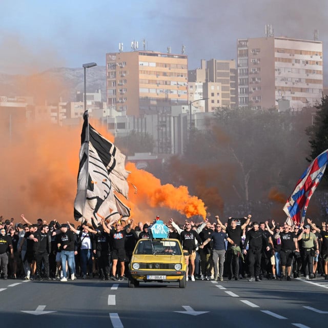 <p>Split, 151026.<br>
Korteo Torcide prije utakmice Hajduk - Ajax u Konferencijskoj ligi.<br>