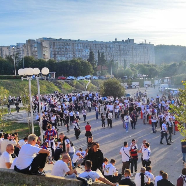 <p>Jo&scaron; nisu svi u&scaron;li na tribine</p>