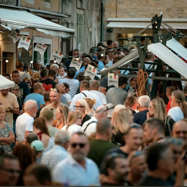 <p>Pro&scaron;logodi&scaron;nji Skradinski festival rižota okupio je ljubitelje gastronomije i tradicije</p>