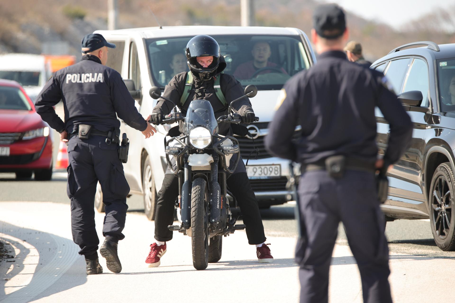 VIDEO Počela uhićenja po Splitu - procurile i snimke! Navijač urla da ga bole leđa; opsadno stanje u centru