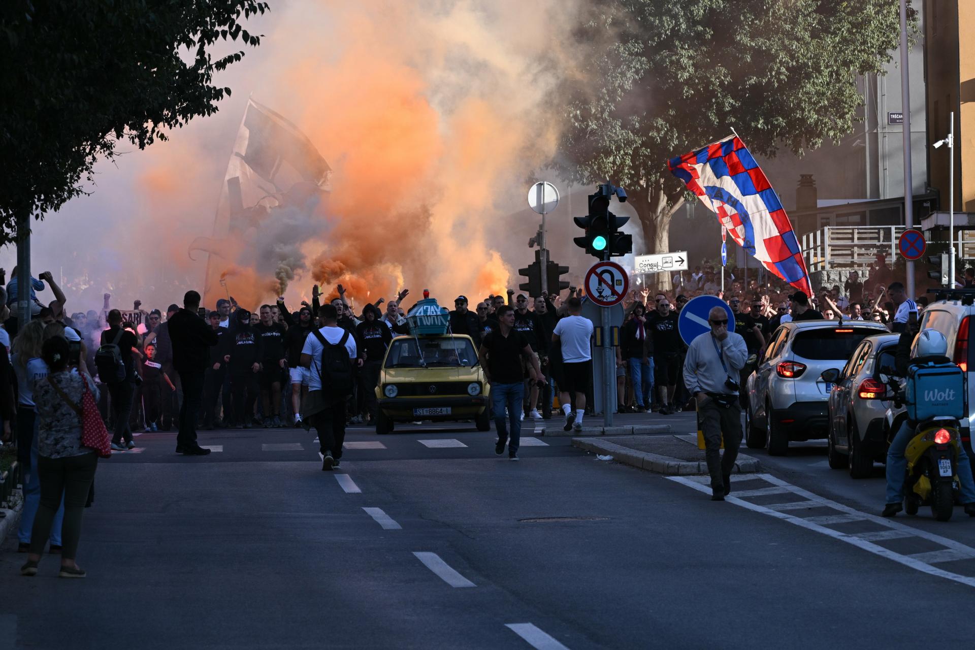 Kaos zbog osiguranja kortea, Splićanin ogorčen bahatlukom policajca: ‘Jel‘ to način? Urlao na mene pred petogodišnjakom‘