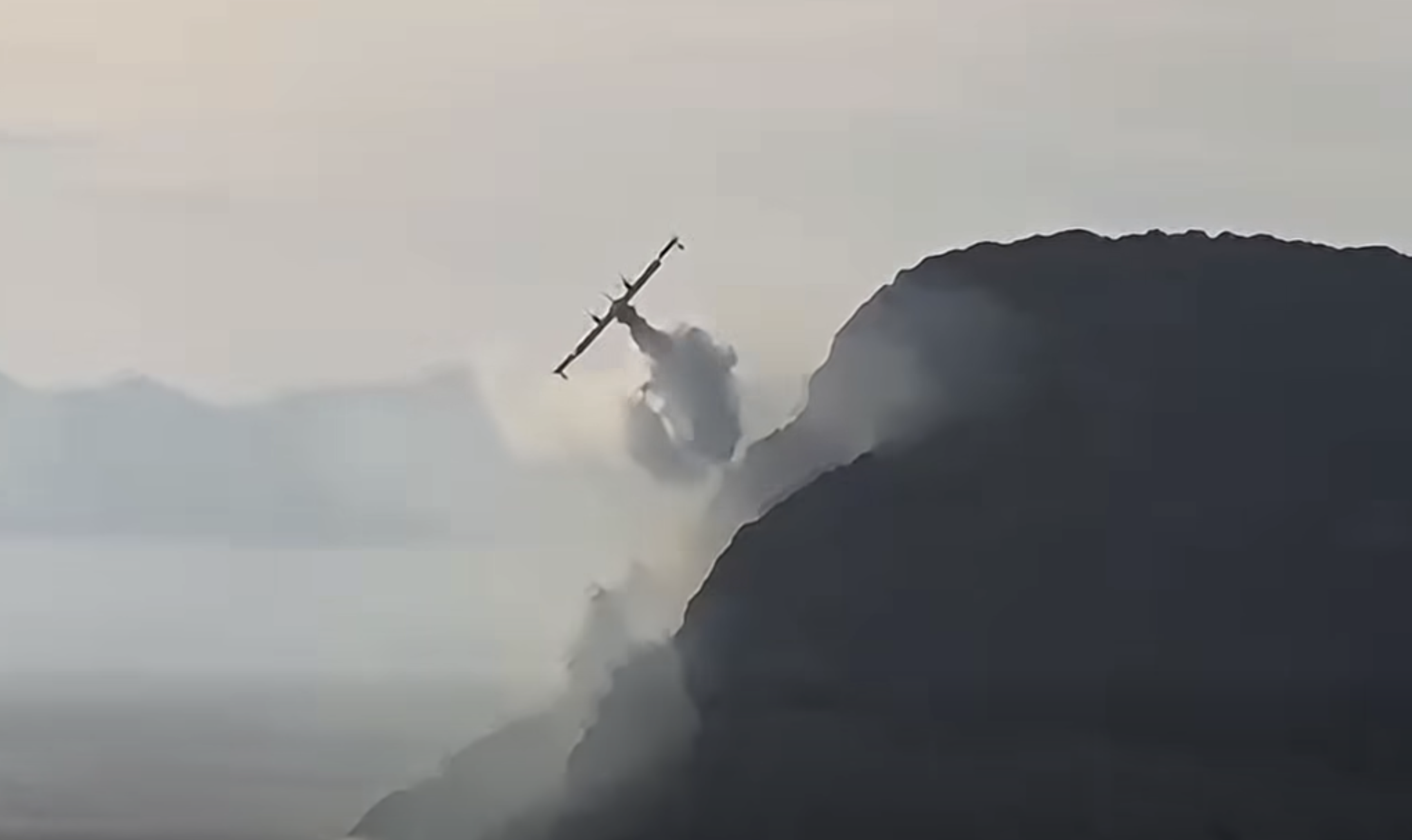 Požar na Jakljanu još nije lokaliziran; vatrogasci objavili video manevra pilota kanadera koji treba vidjeti: Najbolji!