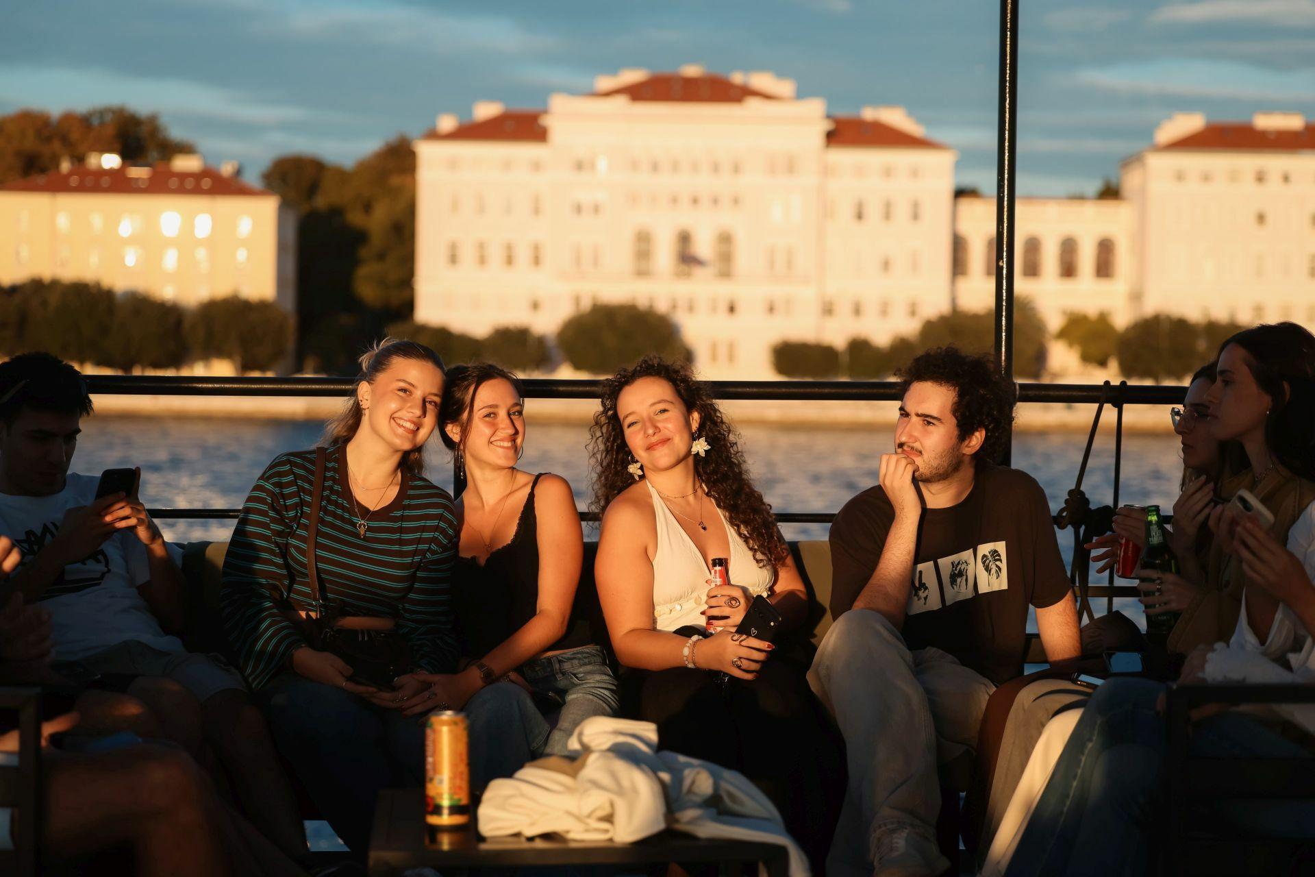 Brucoši i strani studenti zaplovili u novo životno razdoblje uz plovidbu u zalazak Sunca