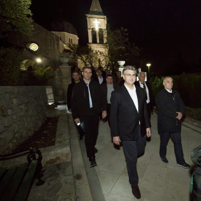 <p>Andrej Plenković snimljen 2019. godine u procesiji &lsquo;Za križen&lsquo; u njegovu&nbsp;Svirču</p>