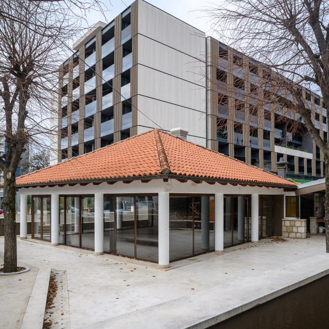 <p>Prostori biv&scaron;eg Restorana Lapad</p>
