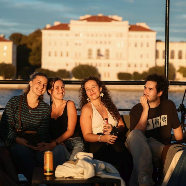 <p>Studenti na izletu</p>