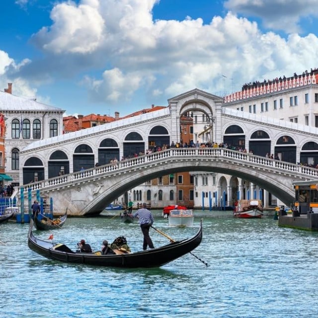 <p>Pogled na venecijanski Kanal Grande i&nbsp;gondolu</p>