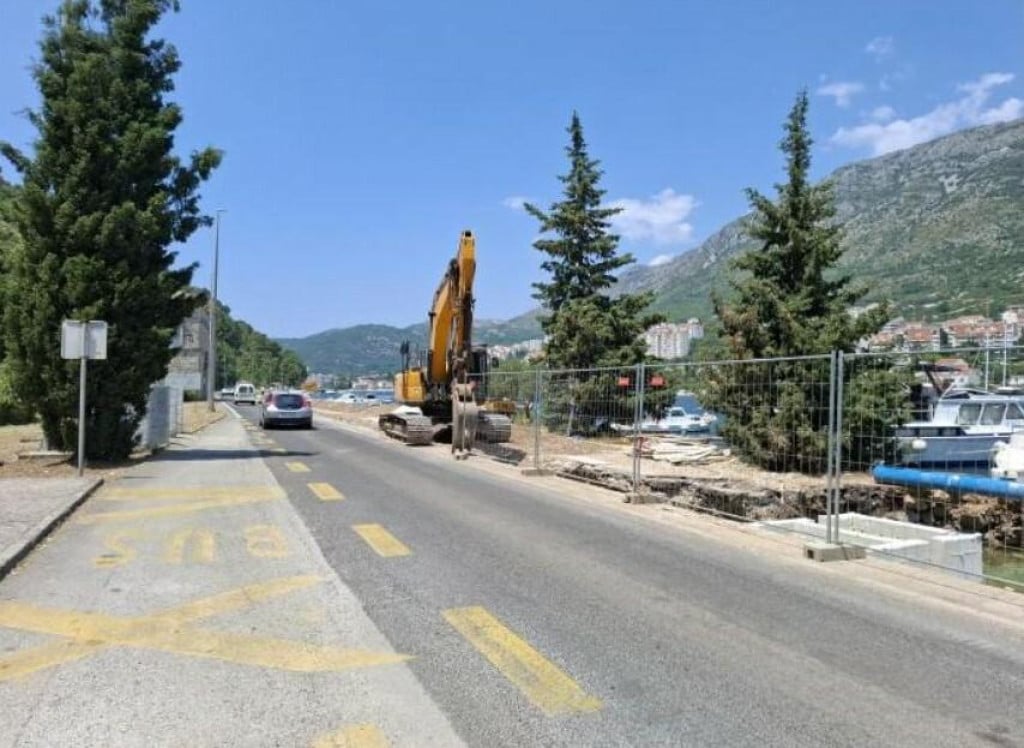 <p>Radovi na cesti od Moko&scaron;ice do Gruža</p>