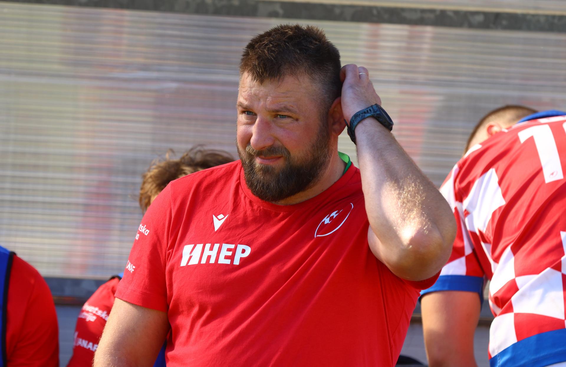 Kakav kaos u Splitu: najezda stršljenova prekinula utakmicu hrvatske reprezentacije!