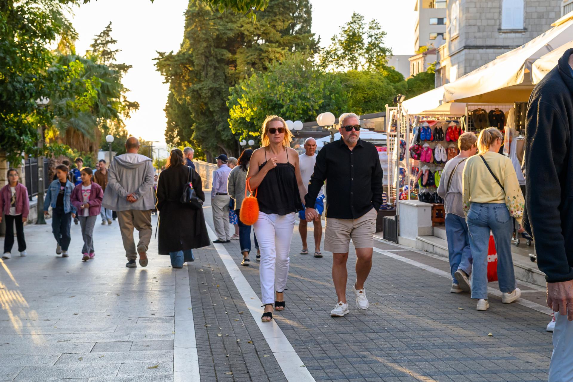 Vrijeme je idealno za šetnju sunčanom stranom ulice