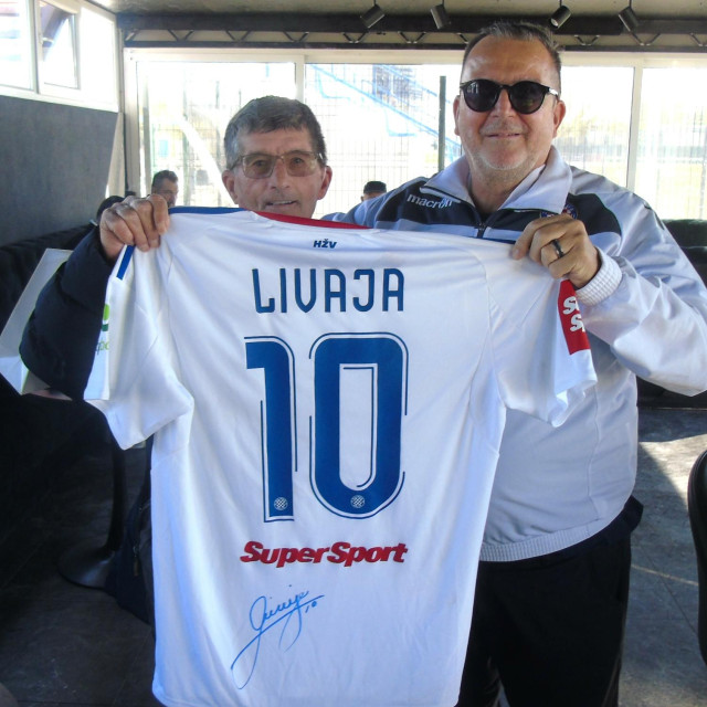 <p>Leonardo Della Vega uručio je potpisan bijeli dres Stanku Sr&scaron;enu</p>