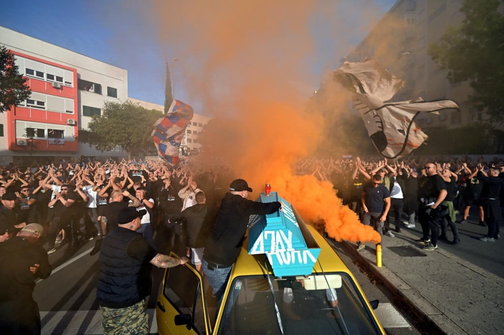 <p>Split, 151026.<br>
Korteo Torcide prije utakmice Hajduk - Ajax u Konferencijskoj ligi.<br>