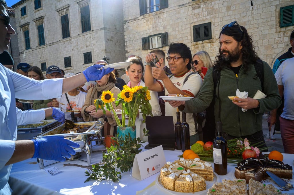 <p>Dubrovnik, 171026. Humanitarni gastro dogadjaj Dubrovacka trpeza na Stradunu.
