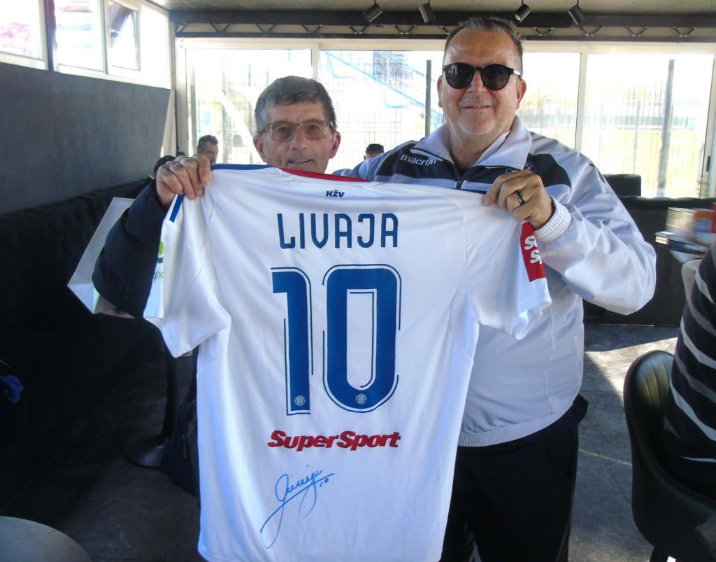 <p>Leonardo Della Vega uručio je potpisan bijeli dres Stanku Sr&scaron;enu</p>