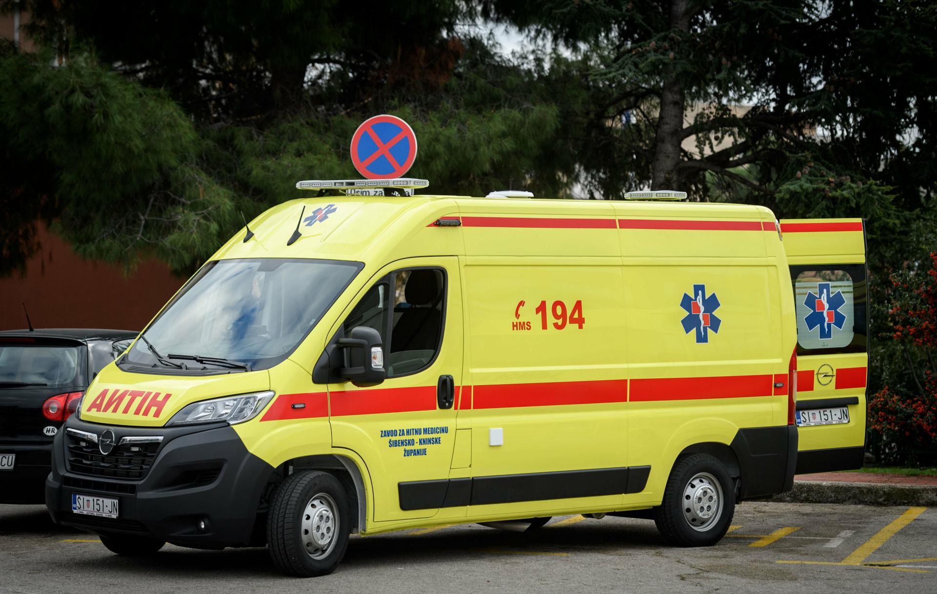 Žena na Tehnološkoj cesti u Šibeniku presjekla put motociklistu. Vozač s teškim ozljedama zbrinut u bolnici