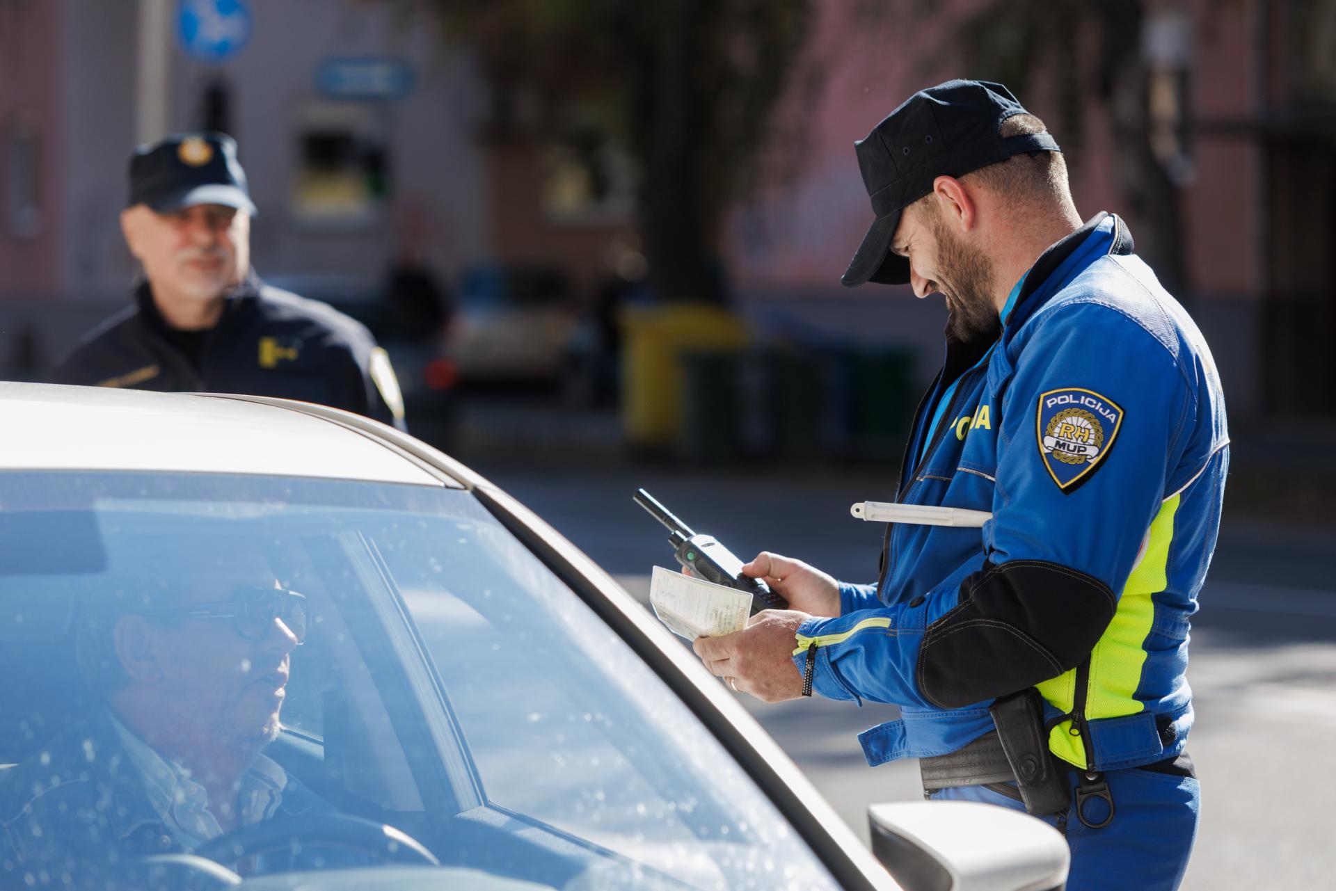 Vozio unatoč poništenoj dozvoli, pa se pijan zabio u zid: sudac mu je ‘odrezao‘ dva tjedna zatvora
